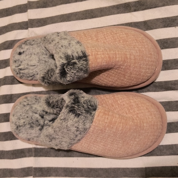 Pink faux fur slippers - Picture 2 of 4